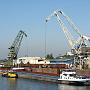 Hafenkanal Duisburg-Ruhrort Kranverladung